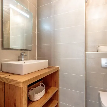 6 Pers Avec Terrasse, Parking Et Wifi A Champagny-en-vanoise - Fr-1-638-23 * La Plagne