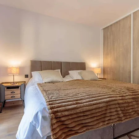 Apartment 6 Pers Avec Terrasse, Parking Et Wifi A Champagny-en-vanoise - Fr-1-638-23